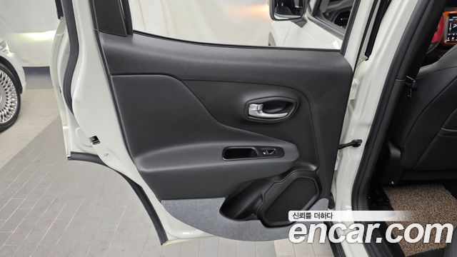 Jeep Renegade 1.3 Limited 2022 — фото 25