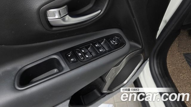 Jeep Renegade 1.3 Limited 2022 — фото 27