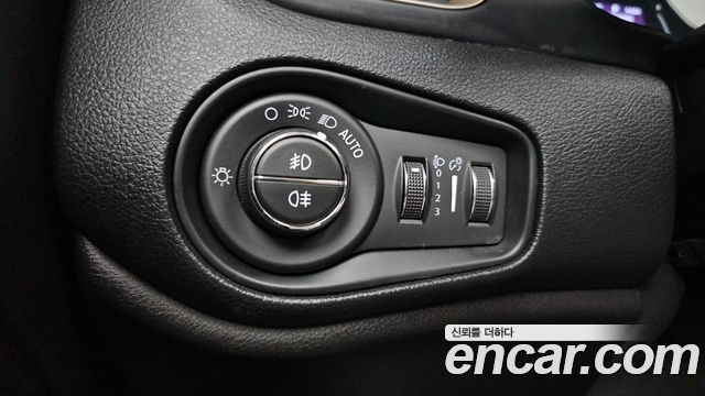 Jeep Renegade 2.4 Longitude High 2017 — фото 17