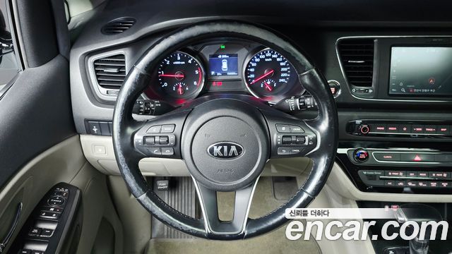 Kia Carnival 9-Seater Luxury 2019 — фото 16