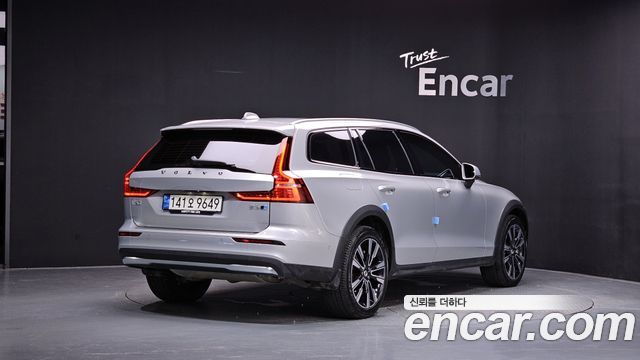 Volvo V60 Cross Country (II) B5 Ultimate AWD 2023 — фото 2
