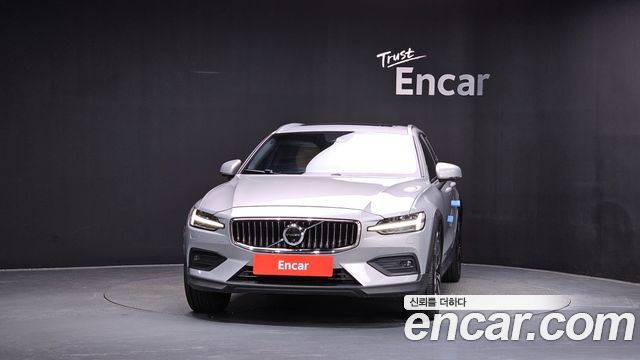 Volvo V60 Cross Country (II) B5 Ultimate AWD 2023 — фото 3