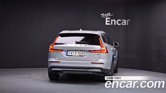 Volvo V60 Cross Country (II) B5 Ultimate AWD 2023 — фото 4