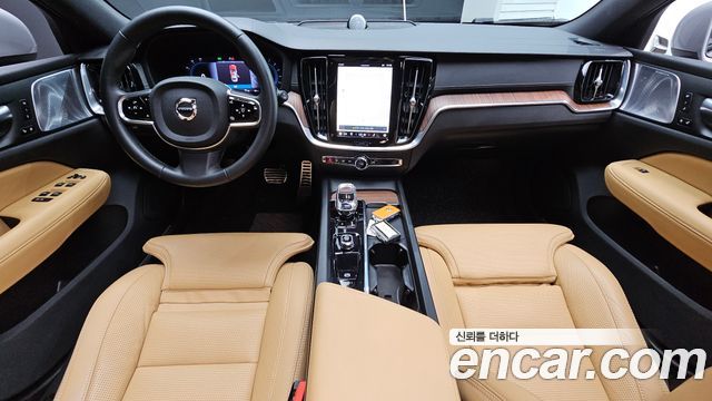 Volvo V60 Cross Country (II) B5 Ultimate AWD 2023 — фото 7