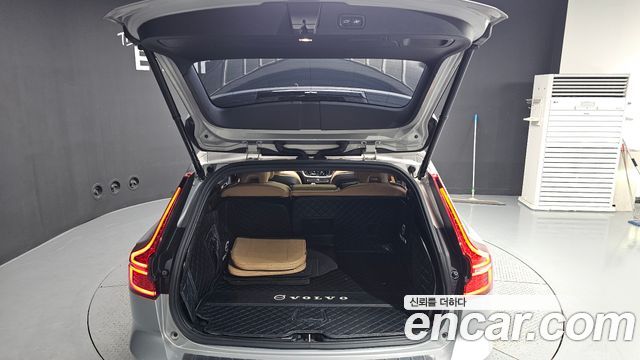 Volvo V60 Cross Country (II) B5 Ultimate AWD 2023 — фото 20
