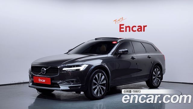 Volvo V90 Cross Country B5 Ultimate AWD 2023 — фото 1