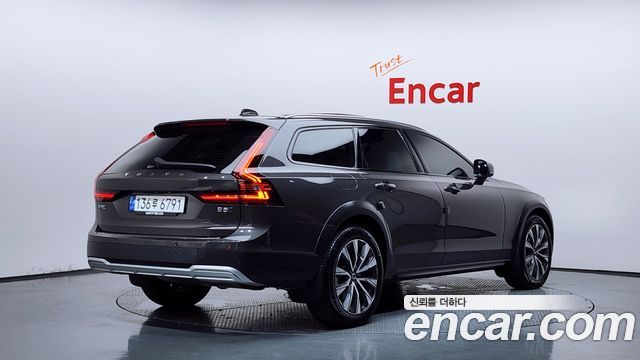 Volvo V90 Cross Country B5 Ultimate AWD 2023 — фото 2