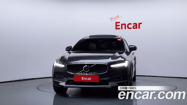 Volvo V90 Cross Country B5 Ultimate AWD 2023 — фото 3