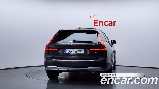 Volvo V90 Cross Country B5 Ultimate AWD 2023 — фото 4