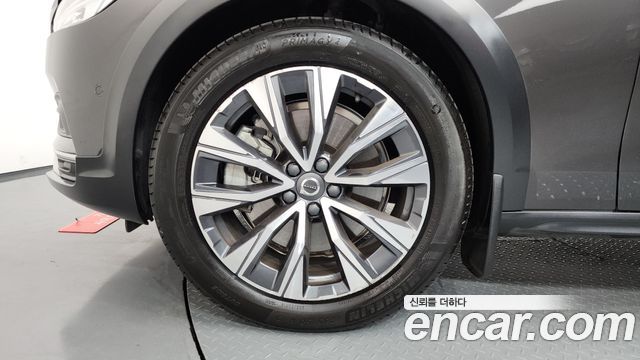 Volvo V90 Cross Country B5 Ultimate AWD 2023 — фото 5
