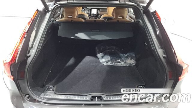 Volvo V90 Cross Country B5 Ultimate AWD 2023 — фото 24