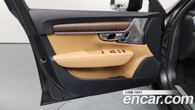 Volvo V90 Cross Country B5 Ultimate AWD 2023 — фото 30