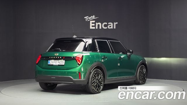 MINI Cooper S (IV) 5 Door Favoured 2025 — фото 2