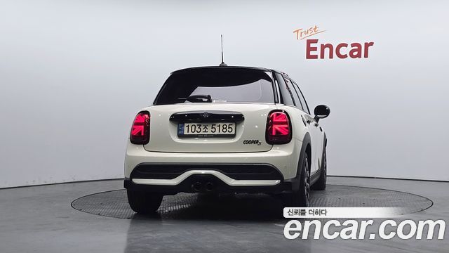 MINI Cooper S 5Door Classic Launch Pack Third Generation 2022 — фото 4