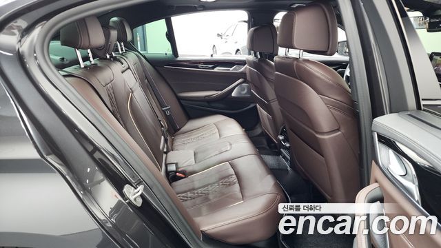 BMW 5 Series (G30) M550i xDrive 2021 — фото 15
