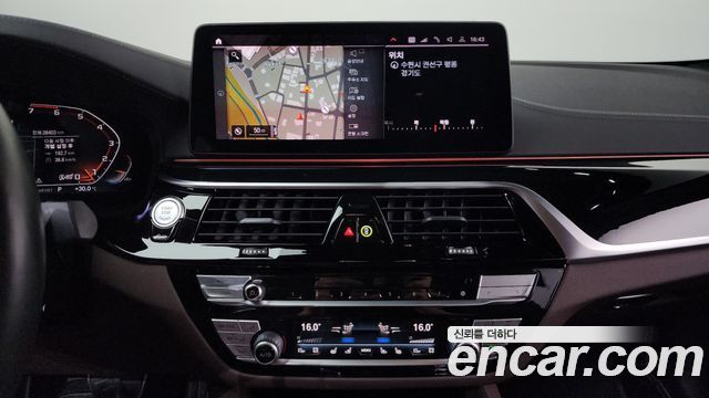 BMW 5 Series (G30) M550i xDrive 2021 — фото 17