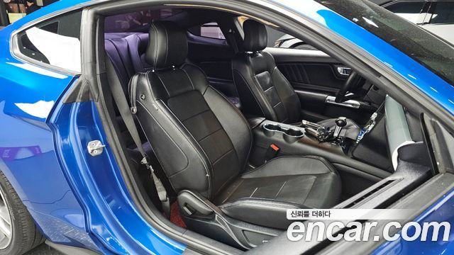 Ford Mustang GT Coupe 2017 — фото 11