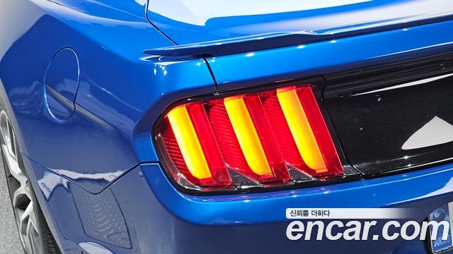 Ford Mustang GT Coupe 2017 — фото 23