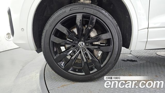 Volkswagen Touareg (III) 3.0 TDI R-Line 2023 — фото 5