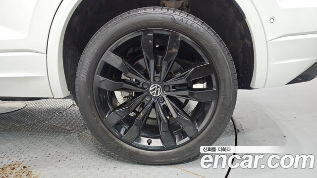 Volkswagen Touareg (III) 3.0 TDI R-Line 2023 — фото 21