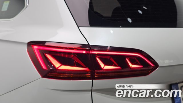 Volkswagen Touareg (III) 3.0 TDI R-Line 2023 — фото 23