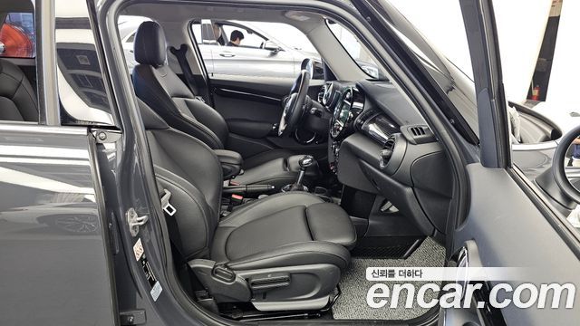 MINI Cooper S 5Door Standard 3rd 2019 — фото 11