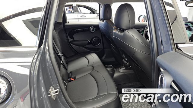 MINI Cooper S 5Door Standard 3rd 2019 — фото 12