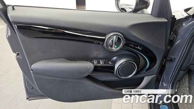 MINI Cooper S 5Door Standard 3rd 2019 — фото 24