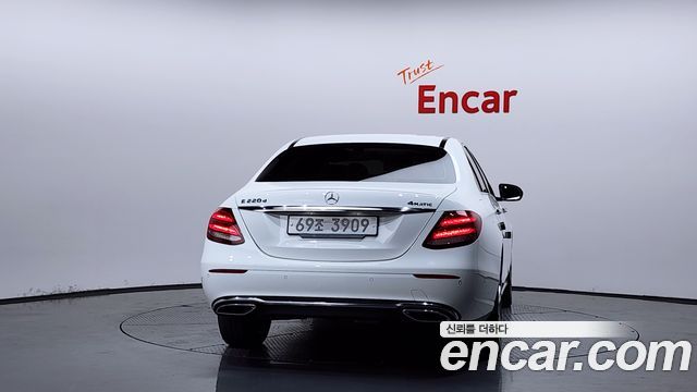 Mercedes-Benz E-Class (W213) E220d 4MATIC Avantgarde 2018 — фото 4