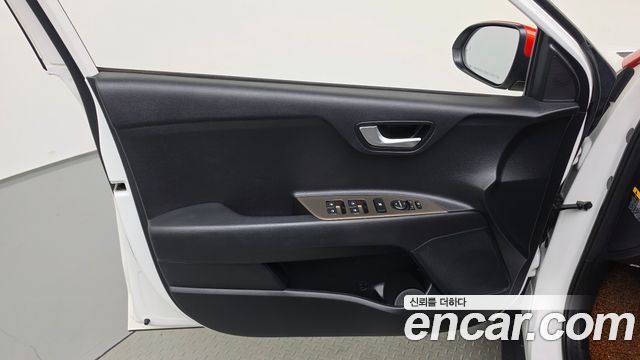 Kia Stonic 1.0 Turbo Trendy 2019 — фото 24