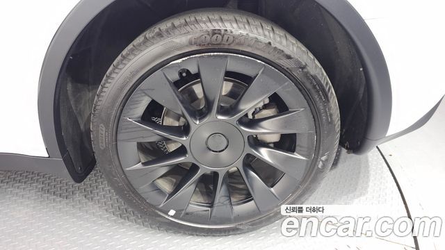 Tesla Model Y Long Range AWD 2024 — фото 21