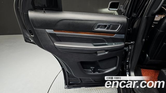 Ford Explorer 2.3 Limited 4WD 5th 2019 — фото 25
