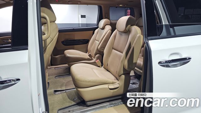 Kia Carnival 9-Seater Prstige 2020 — фото 11