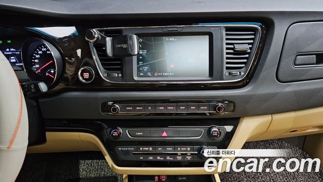 Kia Carnival 9-Seater Prstige 2020 — фото 13