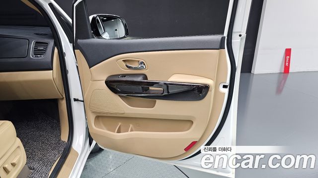Kia Carnival 9-Seater Prstige 2020 — фото 25