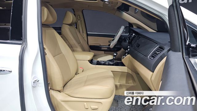 Kia Carnival 9-Seater Prstige 2020 — фото 26