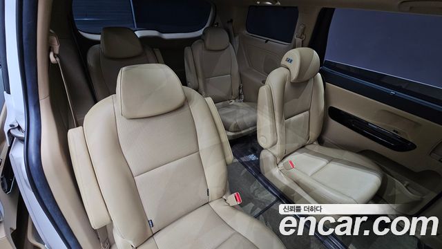 Kia Carnival 9-Seater Prstige 2020 — фото 29