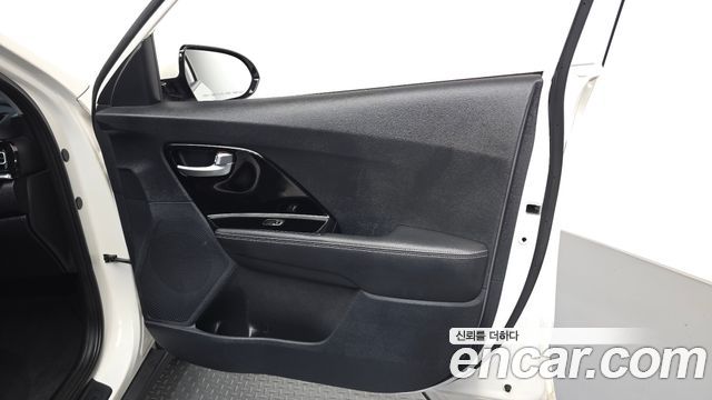 Kia Niro 1.6 HEV Prestige 2022 — фото 24