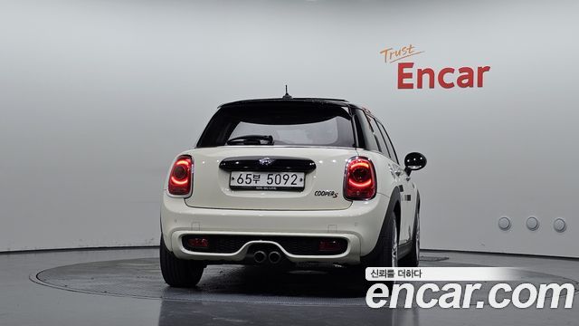 MINI Cooper S 5Door Standard 3rd 2017 — фото 4