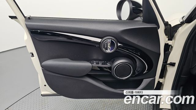 MINI Cooper S 5Door Standard 3rd 2017 — фото 18