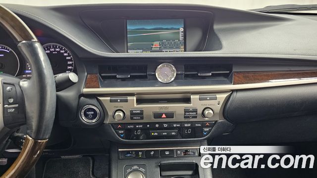 Lexus ES300h Executive XV60 2013 — фото 13
