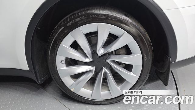 Tesla Model Y Long Range AWD 2025 — фото 21