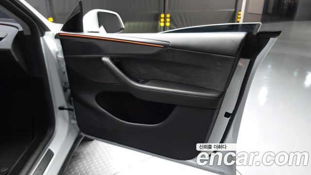 Tesla Model Y Long Range AWD 2025 — фото 24