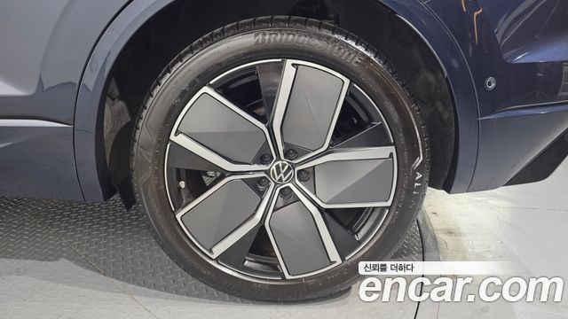 Volkswagen Touareg (III) 3.0 TDI R-Line 2024 — фото 21