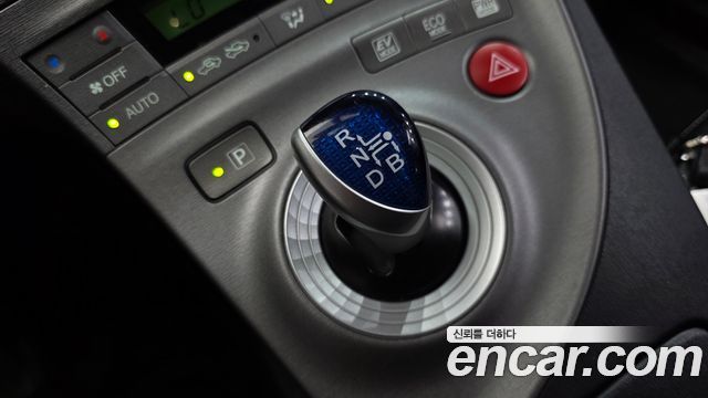 Toyota Prius 1.8 E 2015 — фото 9
