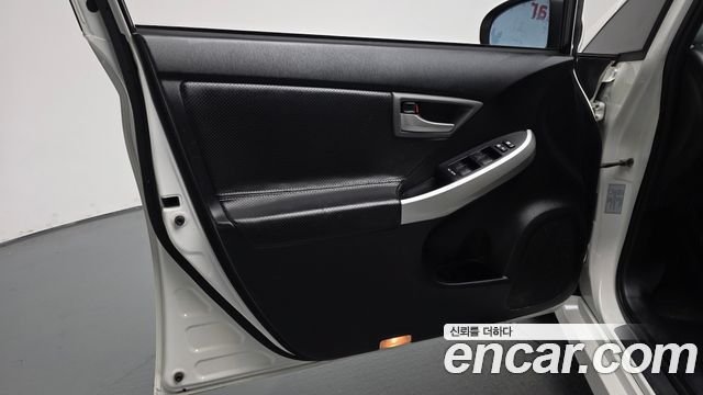 Toyota Prius 1.8 E 2015 — фото 24