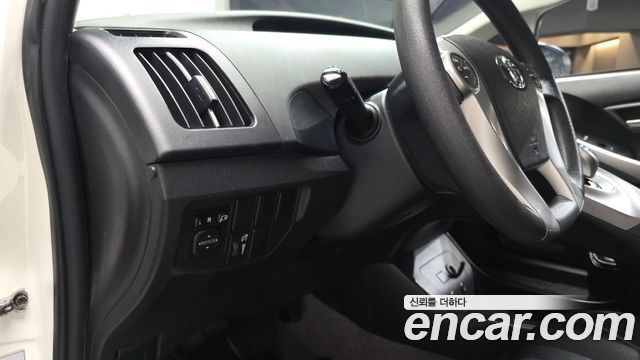 Toyota Prius 1.8 E 2015 — фото 30