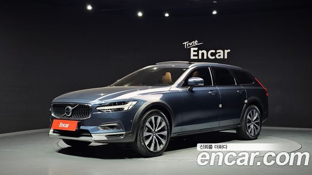 Volvo V90 Cross Country B5 Pro AWD 2021 — фото 1