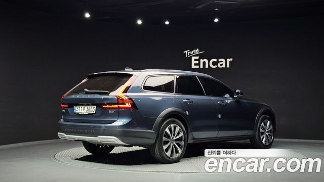 Volvo V90 Cross Country B5 Pro AWD 2021 — фото 2