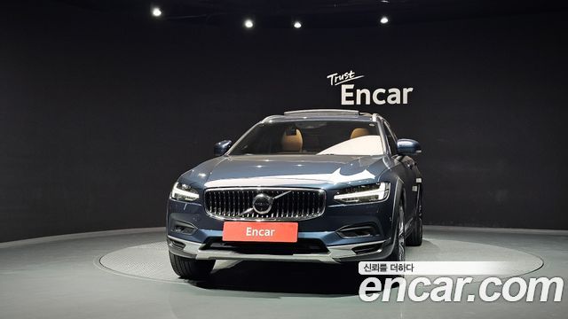 Volvo V90 Cross Country B5 Pro AWD 2021 — фото 3